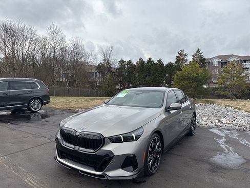 Used 2026 BMW 550e xDrive image 1