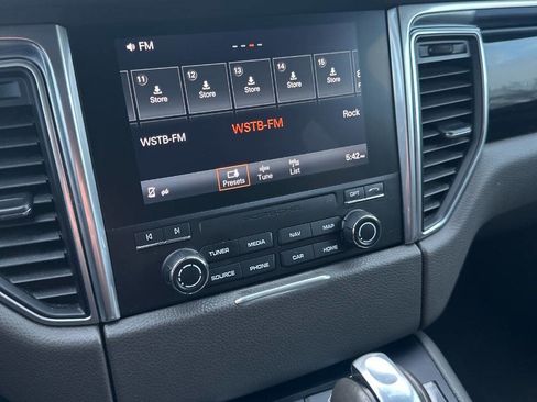 Used 2017 Porsche Macan image 25