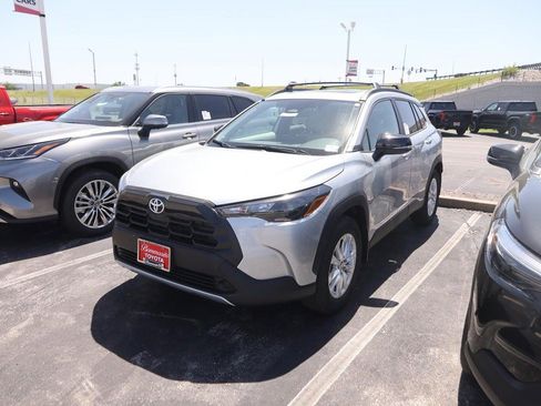 New 2026 Toyota Corolla Cross LE w/ Moonroof Package AWD/4WD image 4