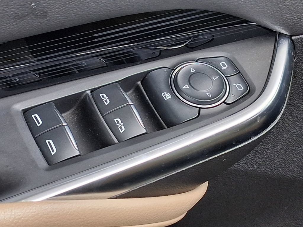 Used 2024 Cadillac XT4 Luxury w/ LPO, Floor Liner Package FWD image 18