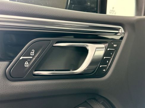 Certified 2025 Porsche Macan image 33