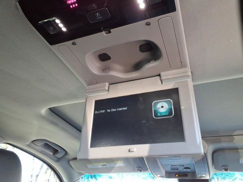 Used 2019 GMC Yukon XL SLT w/ Graphite Performance Edition image 15