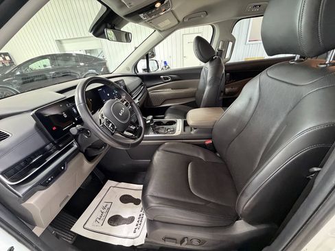 Used 2025 Kia Carnival FWD image 11