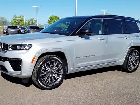 New 2026 Jeep Grand Cherokee L Summit w/ Advanced Protech Group IV AWD/4WD image 4