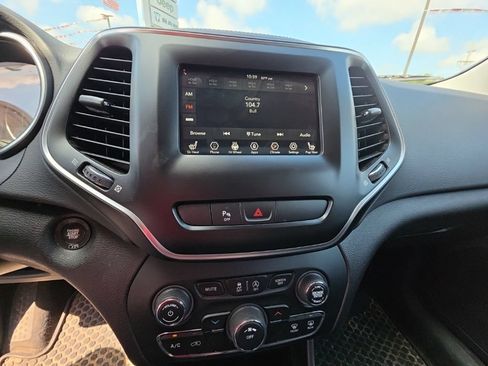 Used 2019 Jeep Cherokee Latitude Plus AWD/4WD image 11