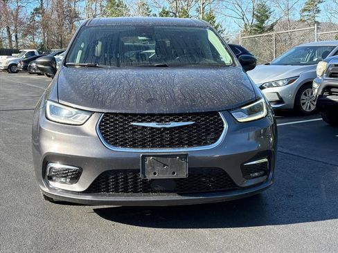 Used 2023 Chrysler Pacifica Touring-L image 3
