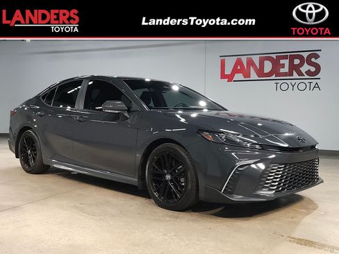 Used 2025 Toyota Camry SE w/ Convenience Package FWD image 1