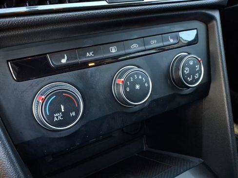 Certified 2022 Volkswagen Taos SE image 28