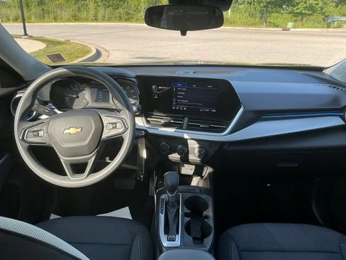 Used 2025 Chevrolet Trax LS w/ Driver Confidence Package FWD image 21
