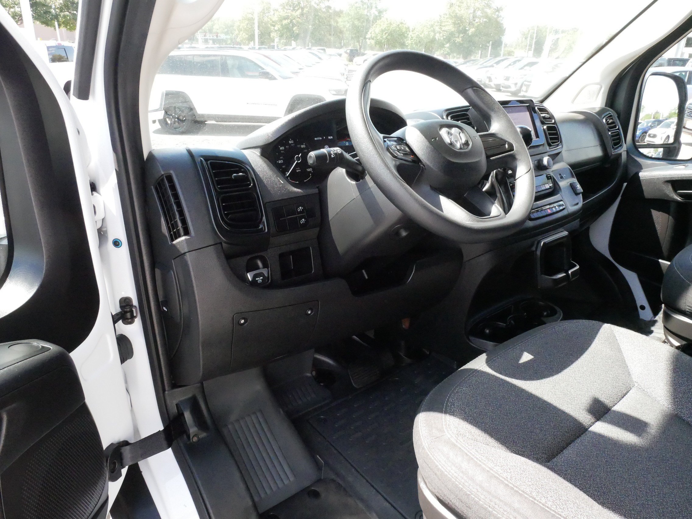 Used 2023 RAM ProMaster 2500 FWD image 9