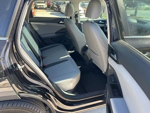 Used 2023 Volkswagen Taos SE w/ Panoramic Sunroof Package FWD image 8