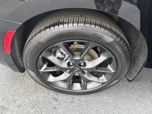 Used 2025 Chrysler Pacifica Limited image 16