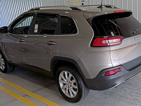 Used 2017 Jeep Cherokee Limited AWD/4WD image 2