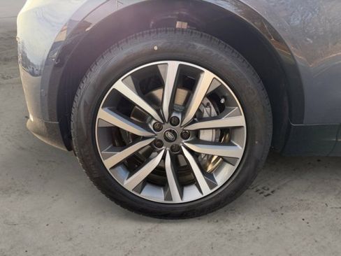 New 2026 Land Rover Discovery Dynamic SE image 9