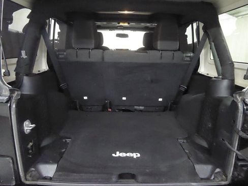 Used 2016 Jeep Wrangler Unlimited Sahara w/ Connectivity Group AWD/4WD image 31