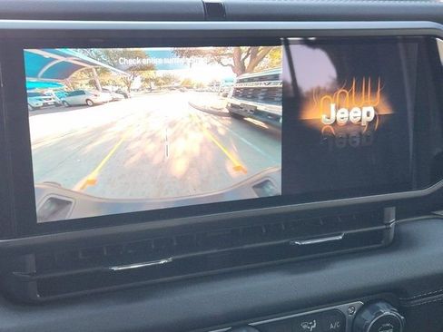 Used 2025 Jeep Gladiator Sport image 6