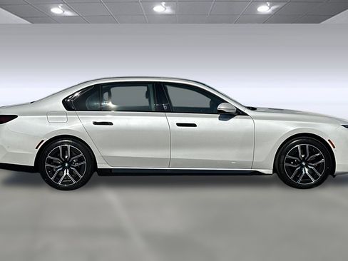 New 2025 BMW 740i image 7