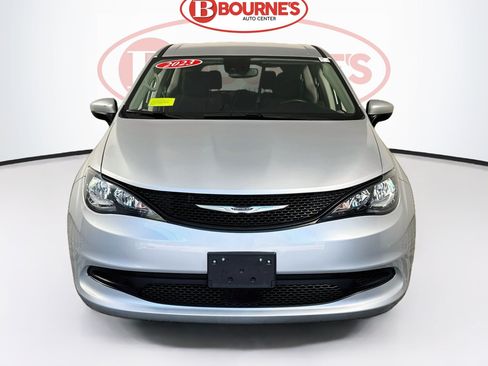 Used 2023 Chrysler Voyager LX FWD image 3