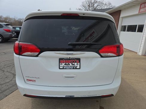 Used 2017 Chrysler Pacifica Touring-L Plus w/ Tire & Wheel Group FWD image 4