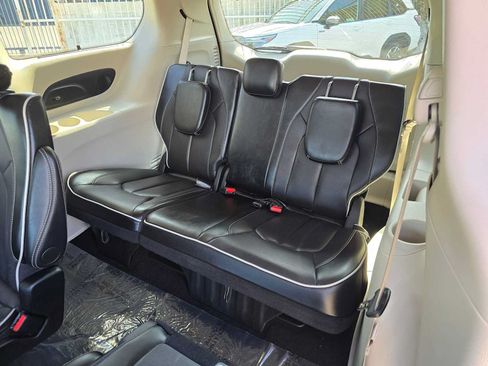 Used 2024 Chrysler Pacifica Limited FWD image 19