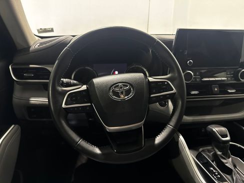 Used 2023 Toyota Highlander LE AWD/4WD image 4