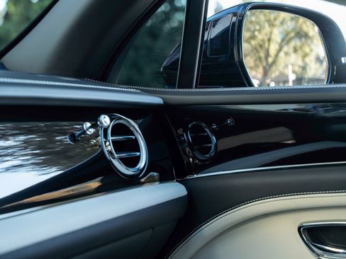 Used 2023 Bentley Bentayga Extended Wheelbase image 37