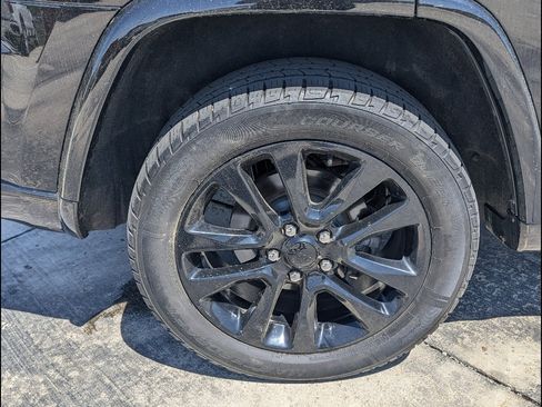 Used 2019 Jeep Grand Cherokee Altitude AWD/4WD image 16
