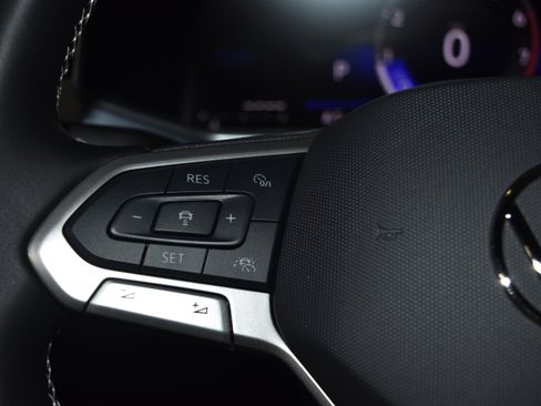 New 2025 Volkswagen Taos SE image 6