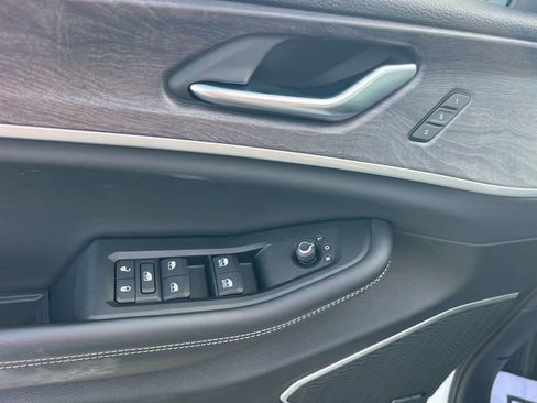 Used 2022 Jeep Grand Cherokee Limited image 15