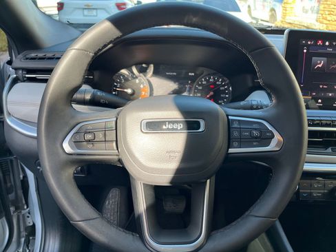 Used 2025 Jeep Compass Limited image 29