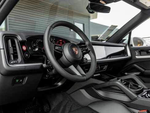 Certified 2025 Porsche Cayenne image 4