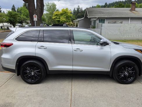 Used 2019 Toyota Highlander SE AWD/4WD image 4