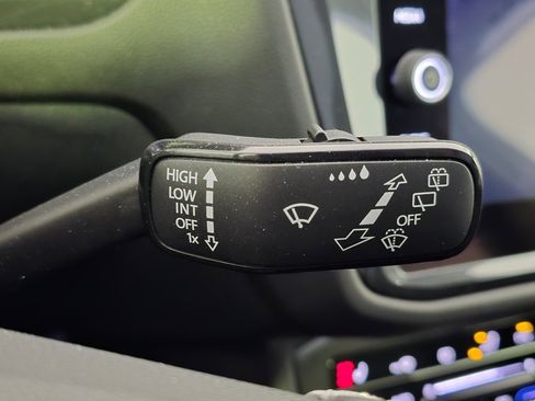 Used 2022 Volkswagen Tiguan SE image 19