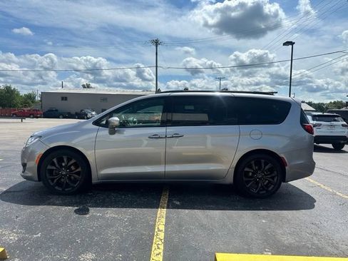 Used 2018 Chrysler Pacifica Limited w/ Advanced Safetytec Group FWD image 7