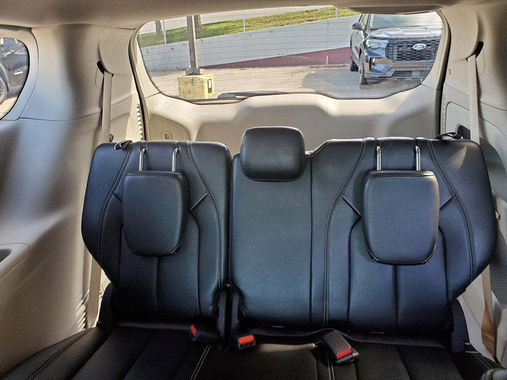 Used 2023 Chrysler Pacifica Touring-L FWD image 16