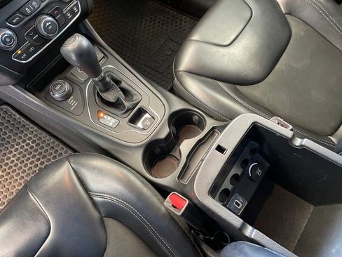 Used 2019 Jeep Cherokee Latitude Plus w/ Cold Weather Group AWD/4WD image 8