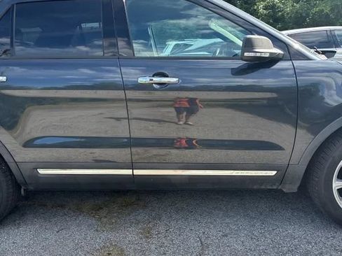 Used 2017 Ford Explorer Limited w/ Equipment Group 301A FWD image 13