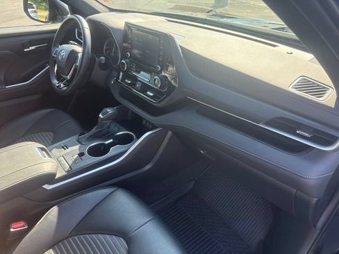 Used 2022 Toyota Highlander XSE FWD image 15
