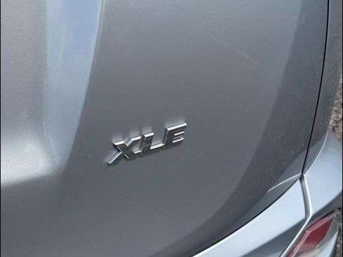 Used 2018 Toyota RAV4 XLE FWD image 22