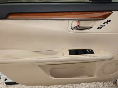 Used 2014 Lexus ES 300h w/ Luxury Package w/Bamboo Trim FWD image 19