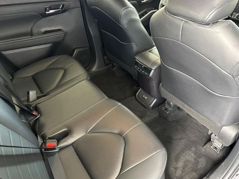 Used 2024 Toyota Highlander XLE FWD image 32