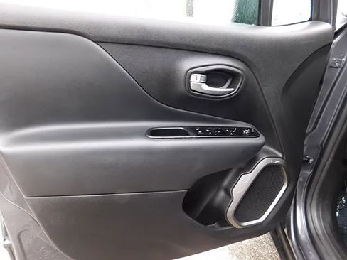 Used 2022 Jeep Renegade Latitude AWD/4WD image 13