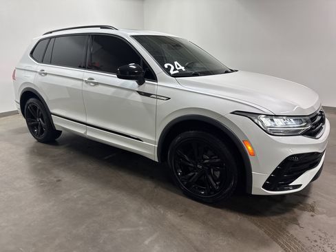 Certified 2024 Volkswagen Tiguan SE R-Line AWD/4WD image 2