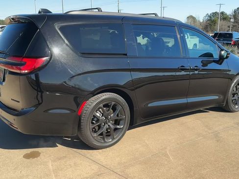 Used 2025 Chrysler Pacifica Limited image 9