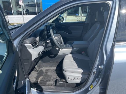 Used 2022 Toyota Highlander XLE AWD/4WD image 12