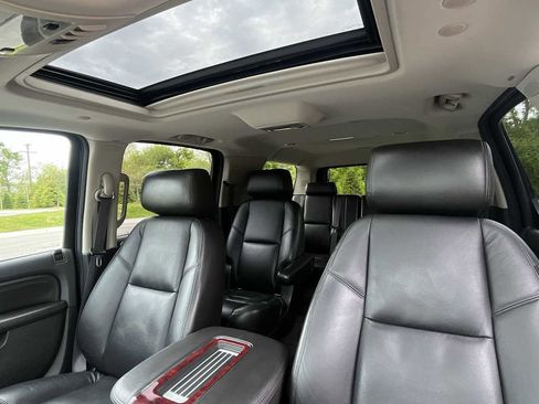 Used 2010 Cadillac Escalade ESV Luxury AWD/4WD image 10