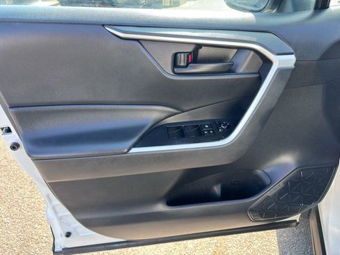 Used 2022 Toyota RAV4 LE AWD/4WD image 9