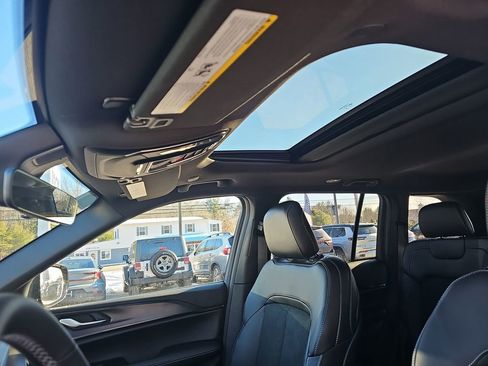 New 2025 Jeep Grand Cherokee Altitude image 24