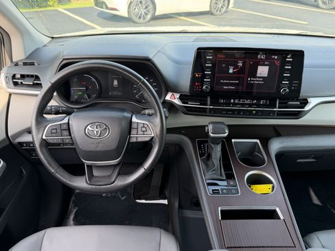 Certified 2024 Toyota Sienna XLE FWD image 21