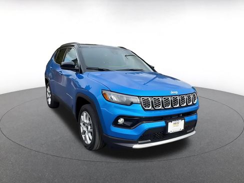 Used 2025 Jeep Compass Limited AWD/4WD image 3